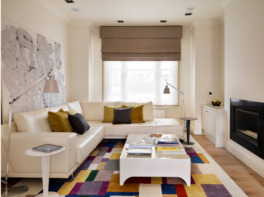 Диван с кожаной обивкой