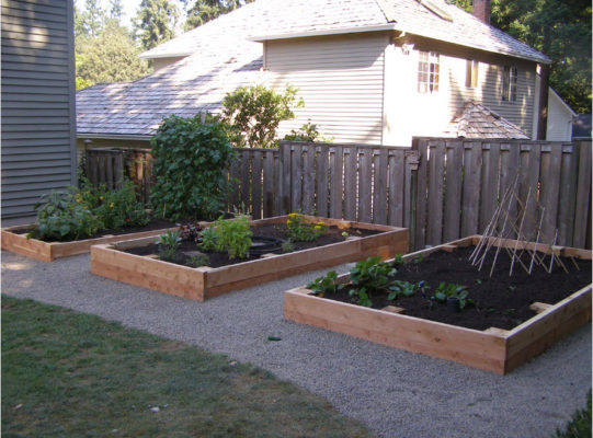 Дорожки из гравия, клумбы из досок