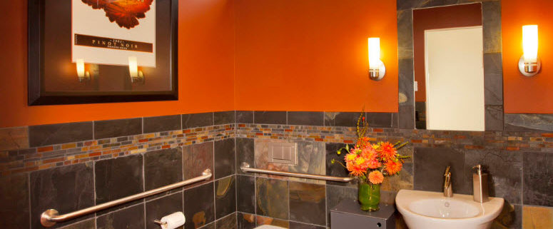 Подвесной унитаз с инсталляцией в современной ванной комнате