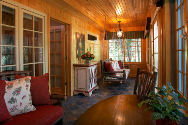 Качели из бревен