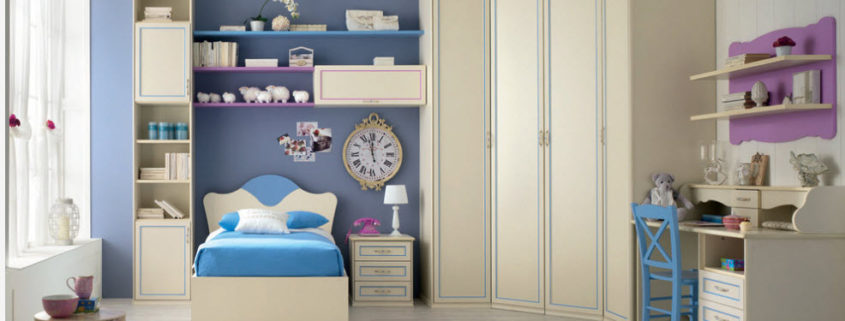 Угловой шкаф в интерьер современной спальни