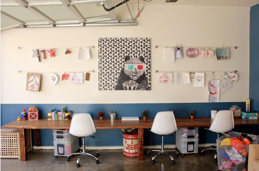 Рабочие места в просторной комнате