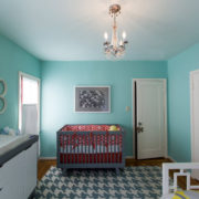 Интерьер детской комнаты с пеленальным комодом