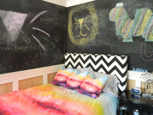 Доски для рисования вокруг кровати