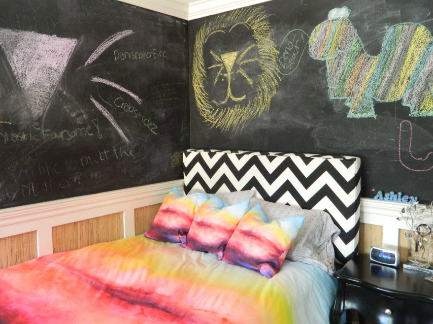 Доски для рисования вокруг кровати