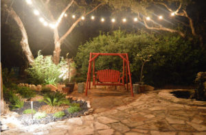 Садовые качели как элемент ландшафтного дизайна