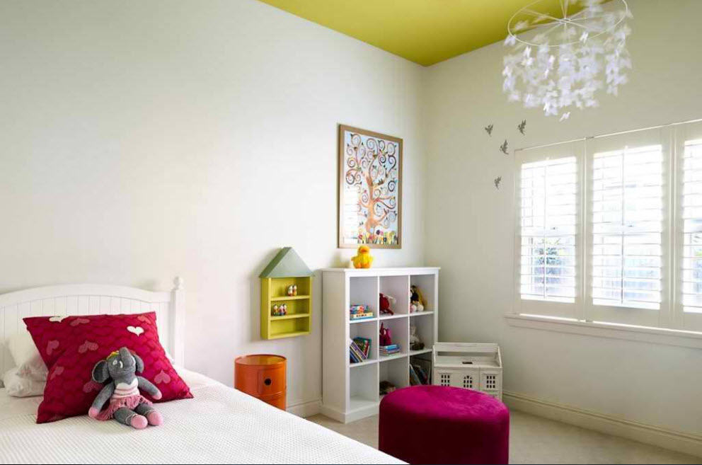 Цветовые акценты на белом фоне