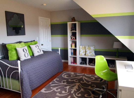 Яркое кресло с пластиковым сиденьем