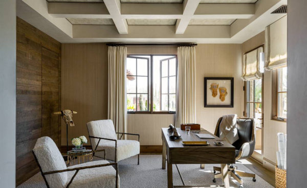 Кабинет в бежевых тонах