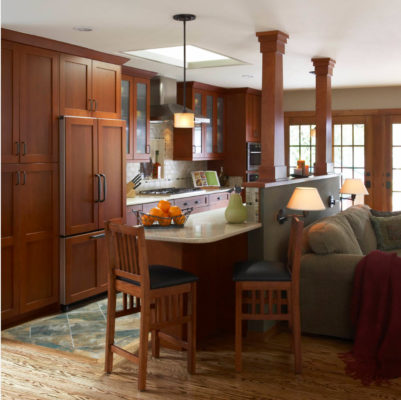 На фоне яркого дерева