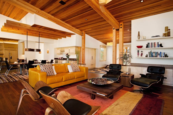 Акцент на отделку потолка