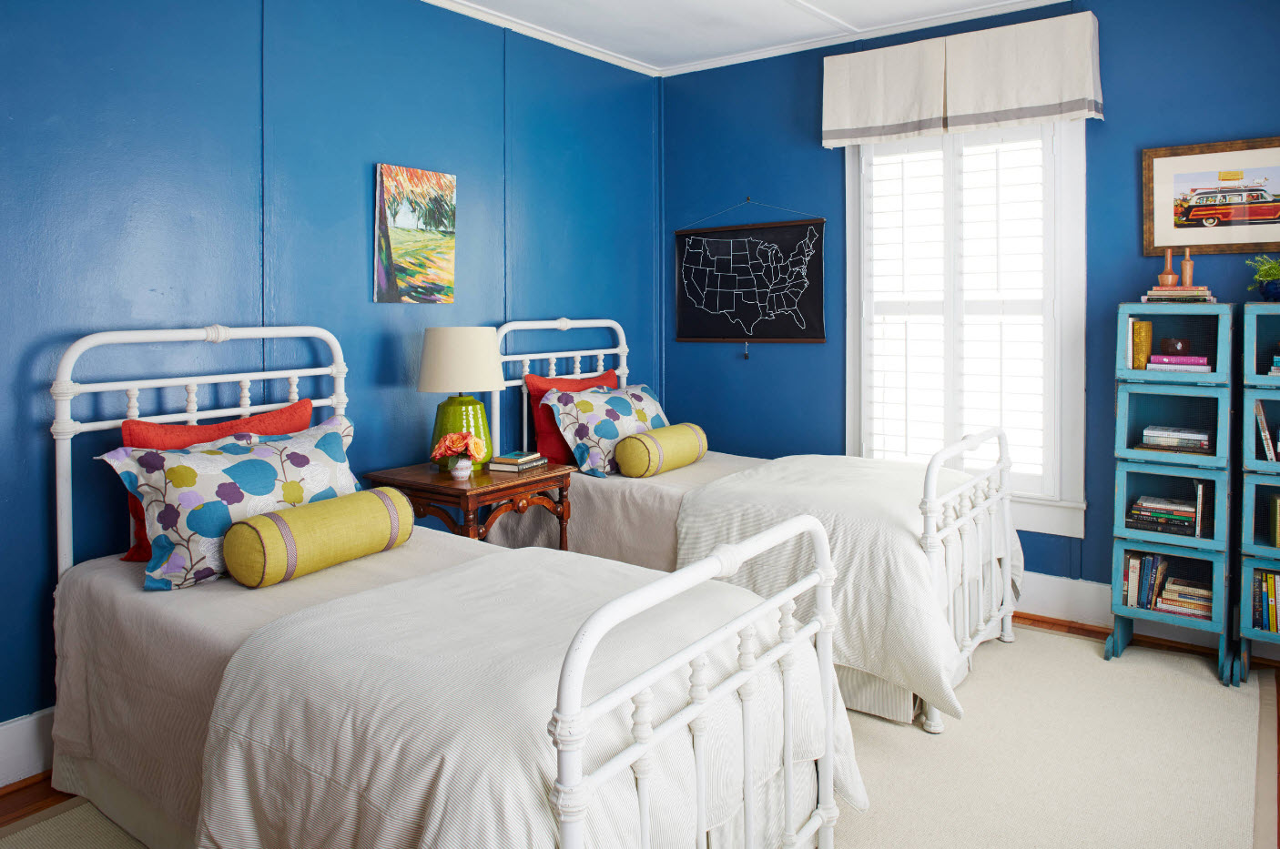 В спальне с синими стенами