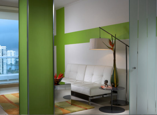 Стекло в современном дизайне гостиной