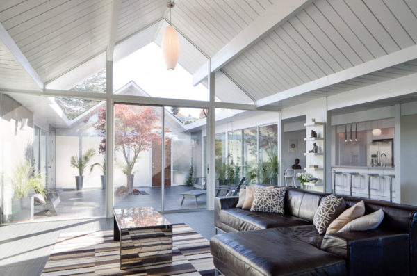 Кожаный угловой диван