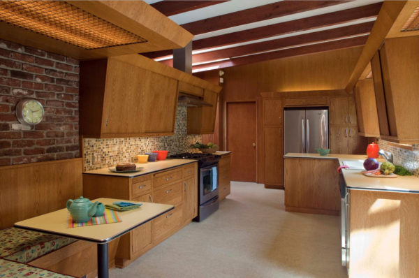 Кухня с мягким уголком