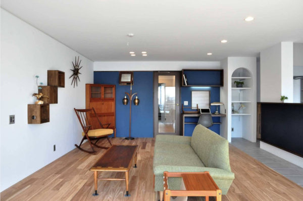 Синяя акцентная стена