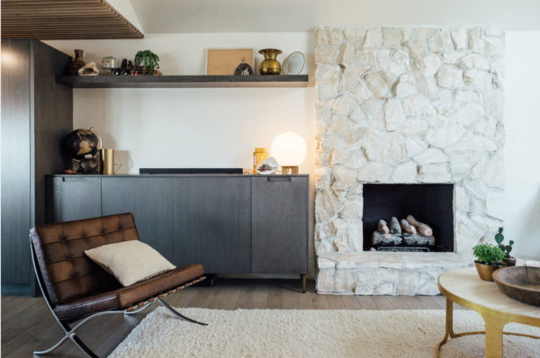 Уютная гостиная с камином