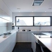 Белые фасады кухни в сочетании с темным полом