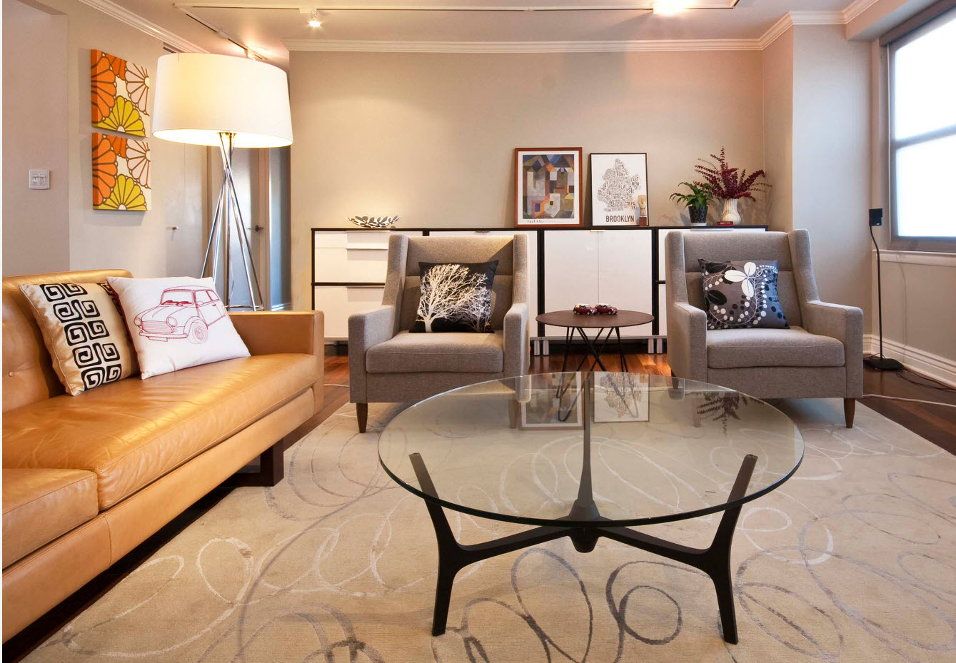 рыжий кожаный диван в интерьере