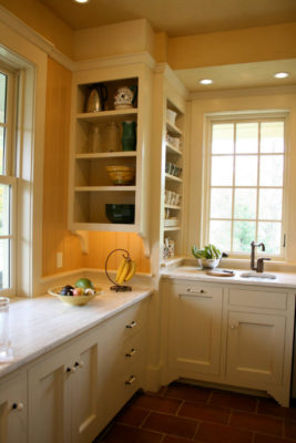 Полочки вокруг окна