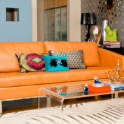 Яркий диван с кожаной обивкой в современном интерьере