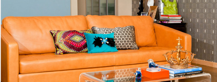 Яркий диван с кожаной обивкой в современном интерьере