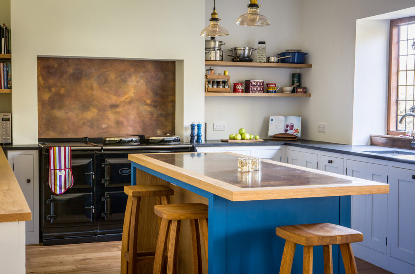 Яркий синий тон