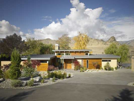 Невысокий загородный дом