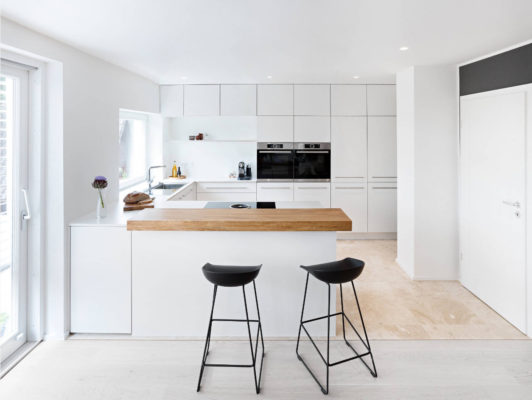 Белые гладкие фасады