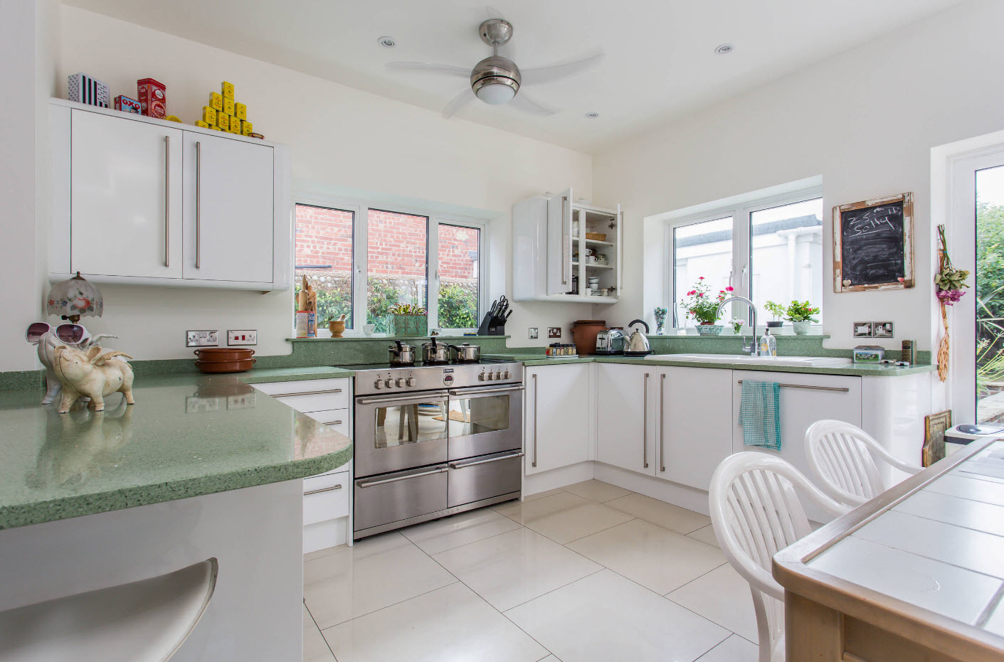 Белоснежный дизайн для светлой кухни