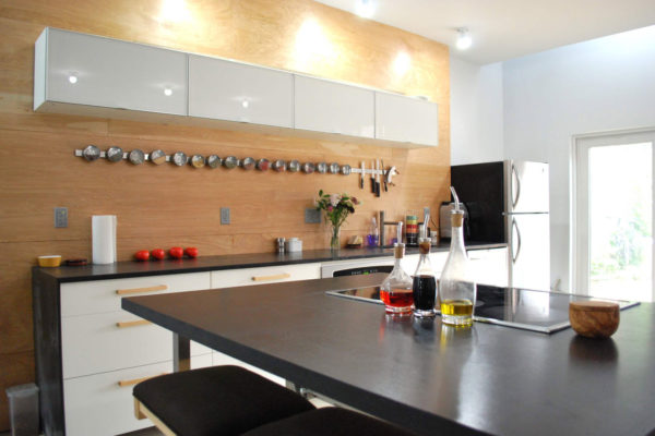 Белый, черный и древесный