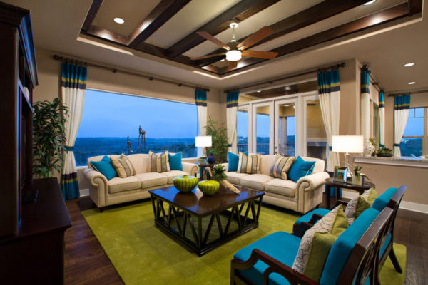 Яркий дизайн зала