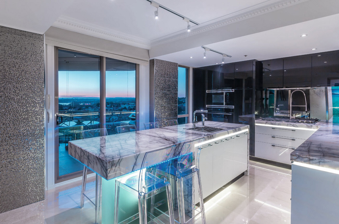 Хай-тек для кухни средних размеров