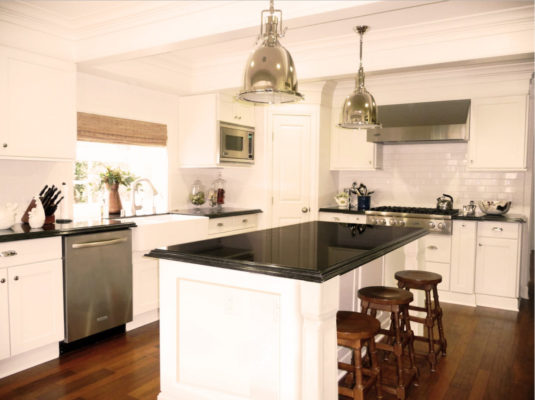 Белые фасады, черные столешницы