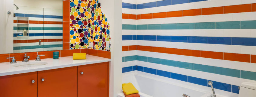 Яркое оформление ванной комнаты
