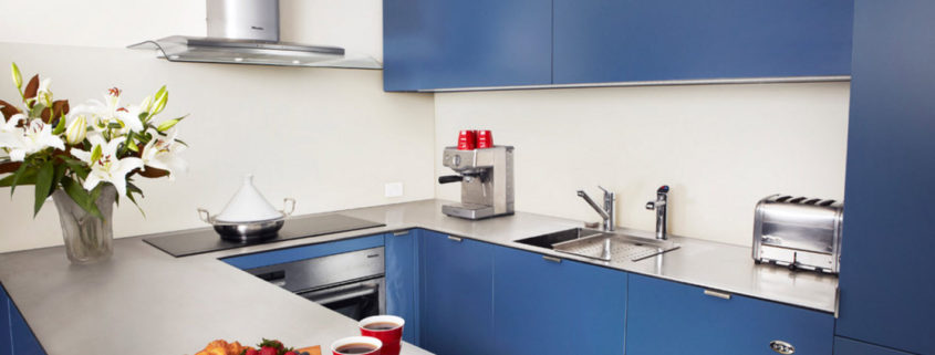 Яркая кухня для маленького помещения