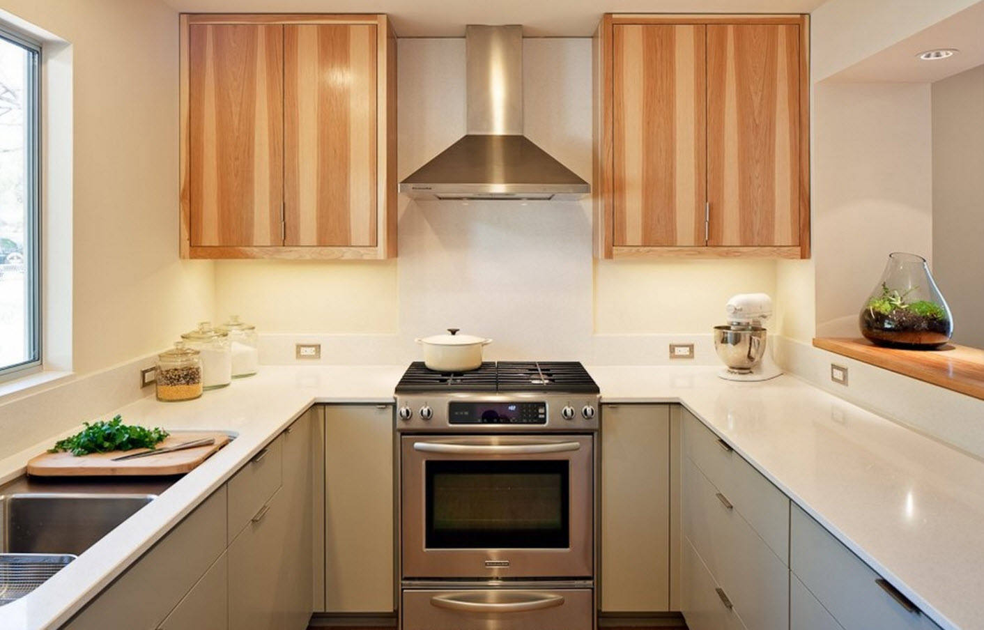 Интеграция древесины в белую кухню