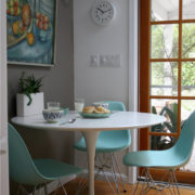 Компактный обеденный стол и дизайнерские стулья