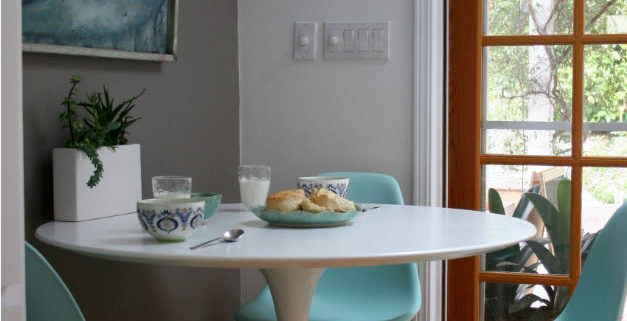 Компактный обеденный стол и дизайнерские стулья