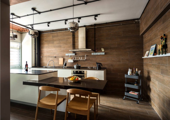 Кухня с темной отделкой