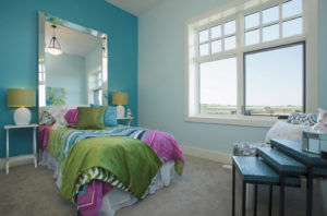 Яркое оформление спальни в частном доме