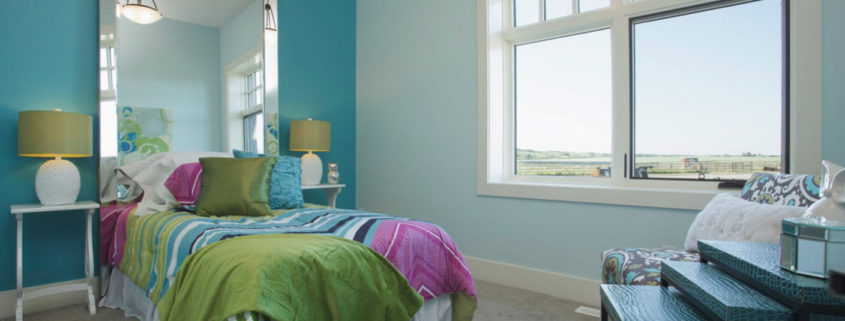 Яркое оформление спальни в частном доме