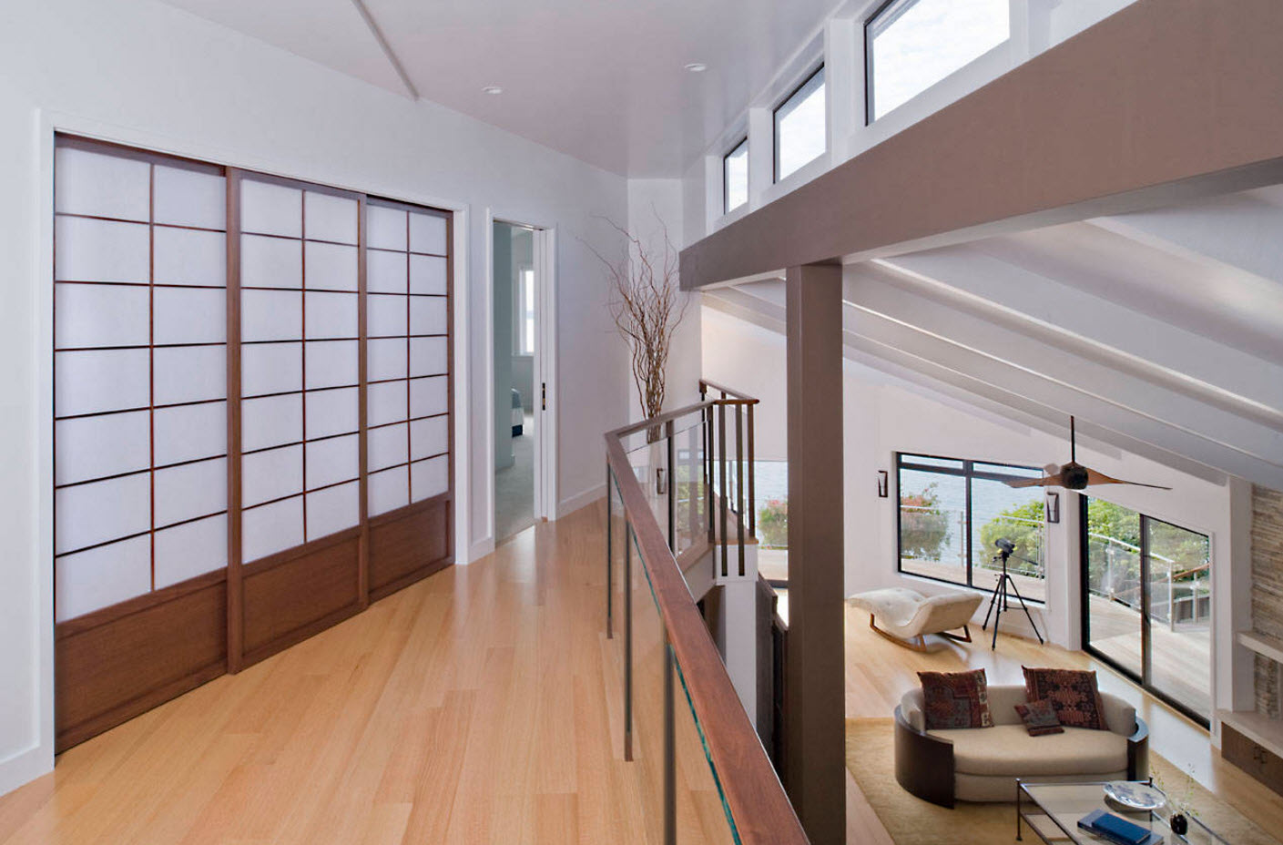 Пространство возле лестницы