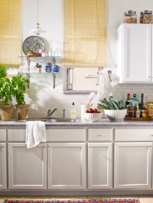 Светлые фасады для маленькой кухни