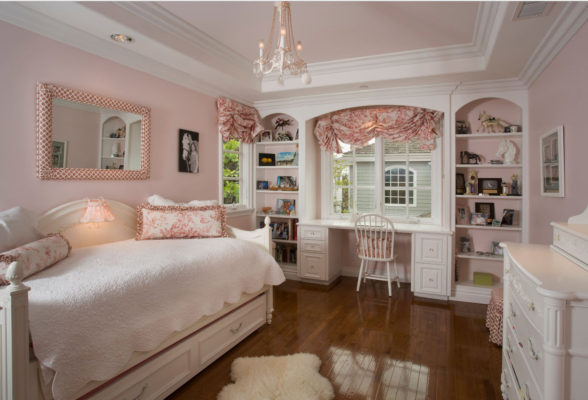 Комната в светло-розовом цвете