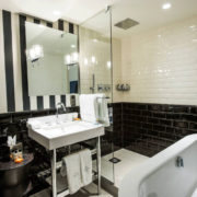 Современная ванная комната с черно-белым интерьером