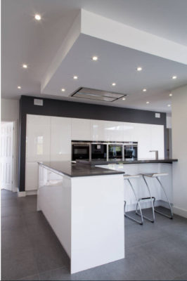 С темной окантовкой