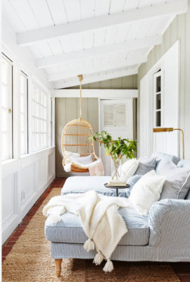 В белоснежной пристройке