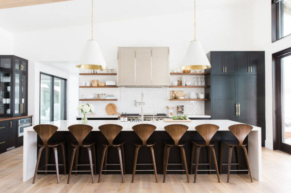 С большой обеденной зоной