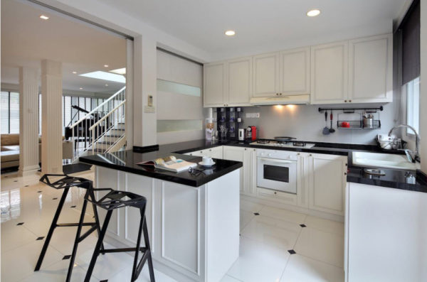 Кухня с полуостровом